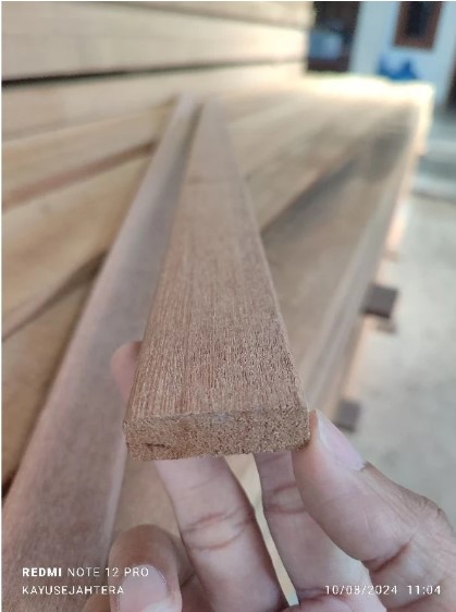 Foto Stik Kayu Meranti / Reng Kayu Meranti / Lis Kayu Meranti Halus Siap Pasang 1,2 x 3,8 x 120 cm
