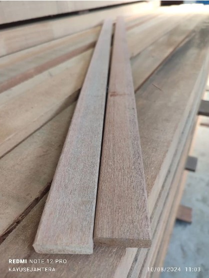 Foto Stik Kayu Meranti / Reng Kayu Meranti / Lis Kayu Meranti Halus Siap Pasang 1,2 x 3,8 x 120 cm