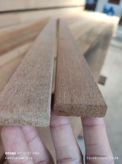 Foto Stik Kayu Meranti / Reng Kayu Meranti / Lis Kayu Meranti Halus Siap Pasang 1,2 x 3,8 x 120 cm