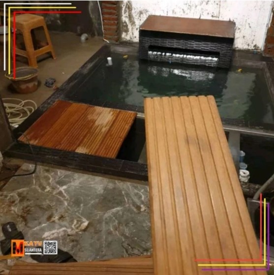 Foto Decking Lantai Kayu Kolam Renang dan Tutup Filter Kolam Koi Deck Kayu Bangkirai 2,5 x 14,5 x 55 - 150 cm
