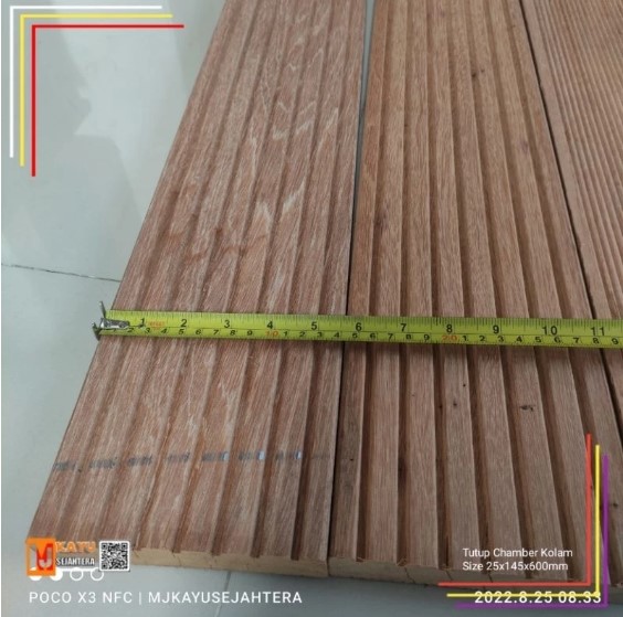 Foto Decking Lantai Kayu Kolam Renang dan Tutup Filter Kolam Koi Deck Kayu Bangkirai 2,5 x 14,5 x 55 - 150 cm