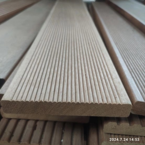 Foto Decking Lantai Kayu Kolam Renang dan Tutup Filter Kolam Koi Deck Kayu Bangkirai 2,5 x 14,5 x 55 - 150 cm