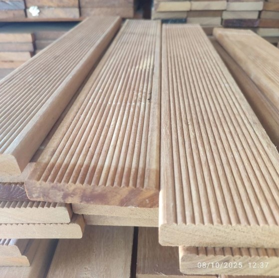 Foto Sisa Potong Kayu Lantai Decking Bengkirai Tanah Air Panjang 15 - 60 cm