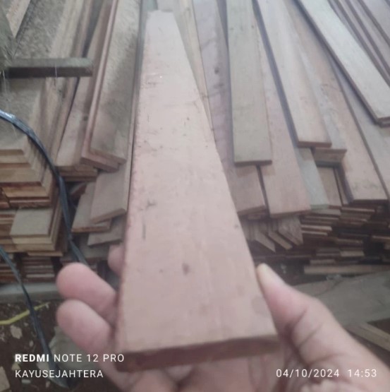 Foto Kayu Reng Lis Kayu Bengkirai Dekorasi Dinding Serutan Halus Siap Pasang