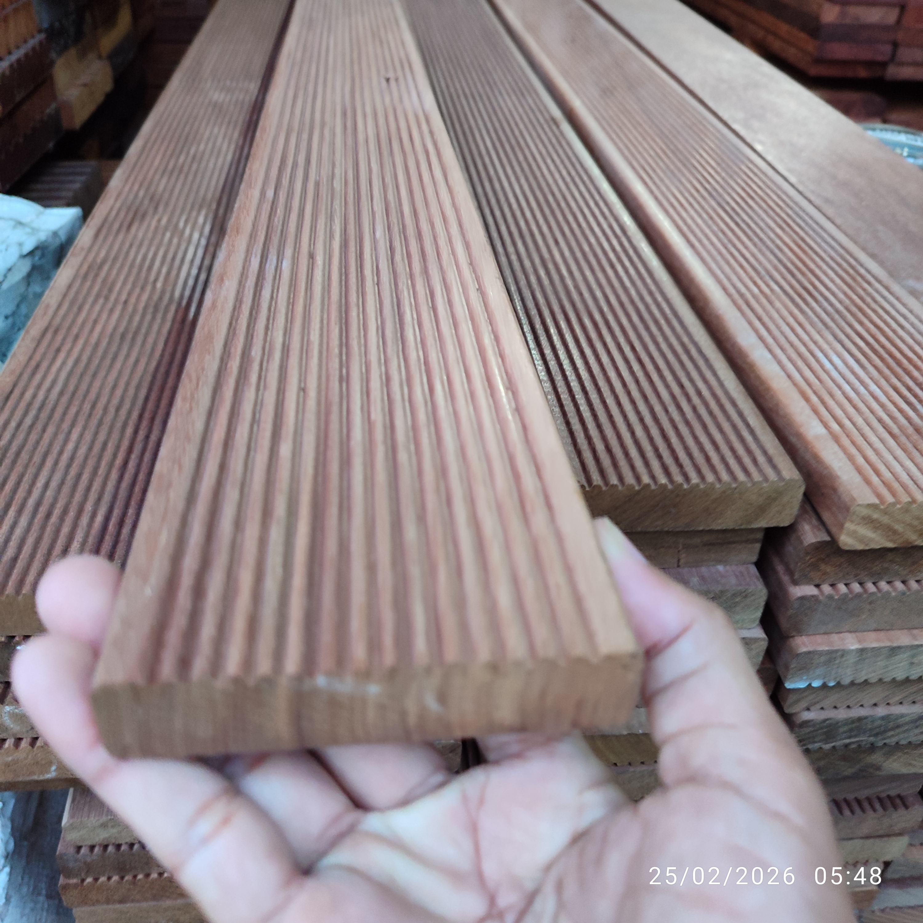 Foto Lantai Kayu Outdoor Decking Kayu Nani Papua Keras Tahan Air 2 x 9 x 150 cm