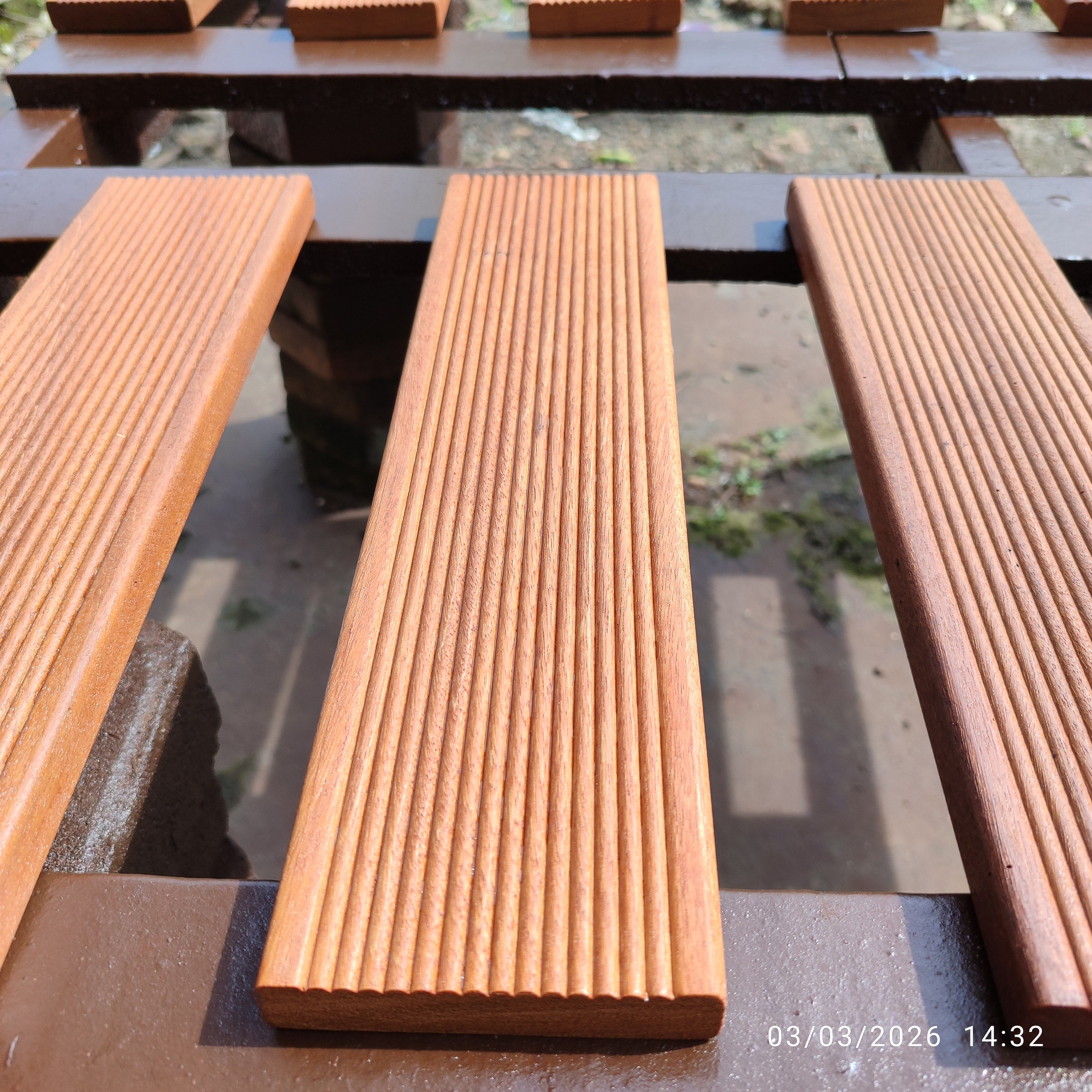 Foto Papan Kayu Tutup Chamber Filter Kolam Decking Kayu Bengkirai Pernis 2 x 9 x 50 - 100 cm