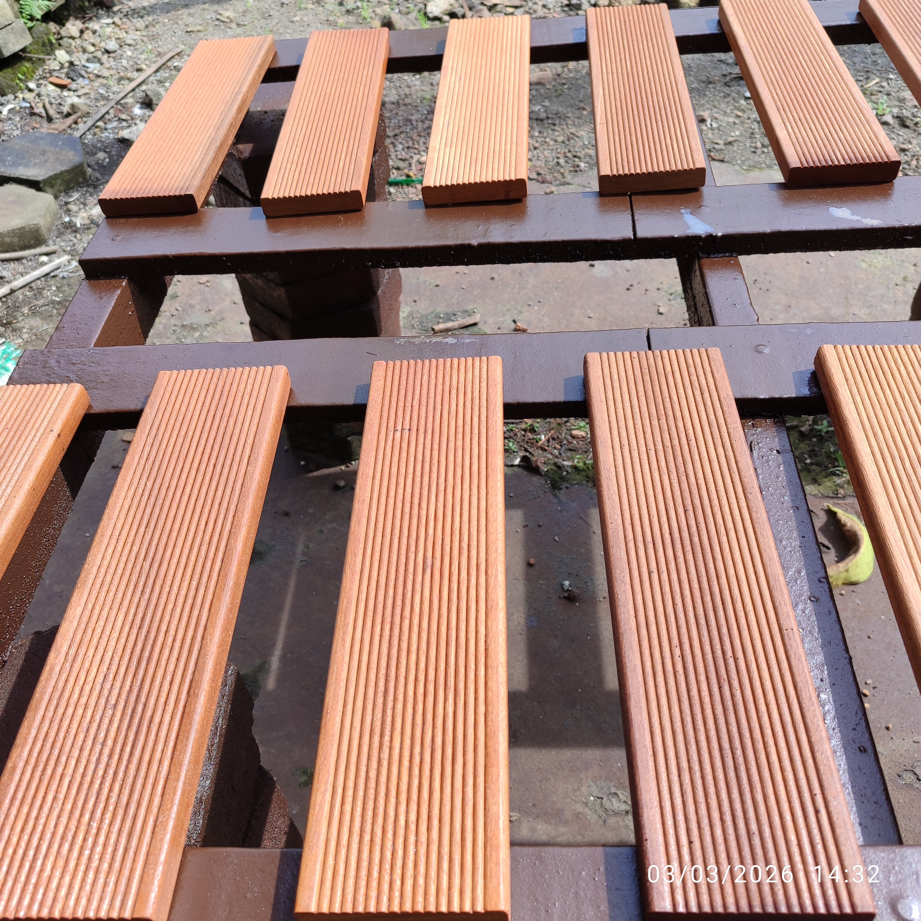 Foto Papan Kayu Tutup Chamber Filter Kolam Decking Kayu Bengkirai Pernis 2 x 9 x 50 - 100 cm